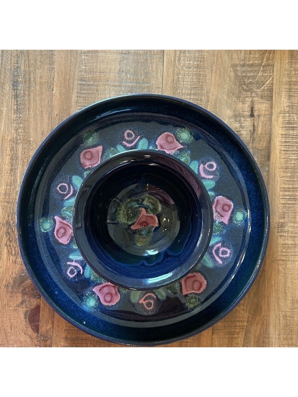 Susan deMay Signed ‘Floral’ Blue, Pink & Green 2-Piece Ceramic Chip & Dip Set - Picture 4 of 16